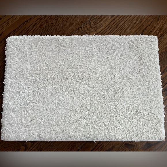 27x18 White Carper Rug - Picture 2 of 6